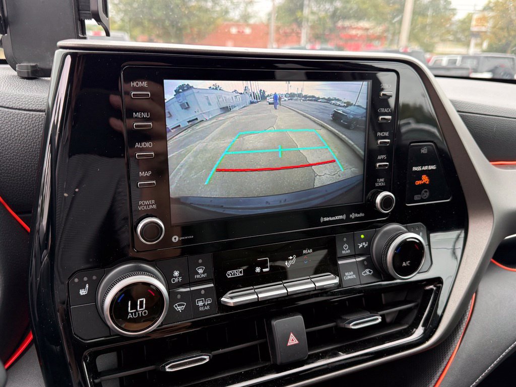 Used 2021 Toyota Highlander XLE AWD/4WD image 19