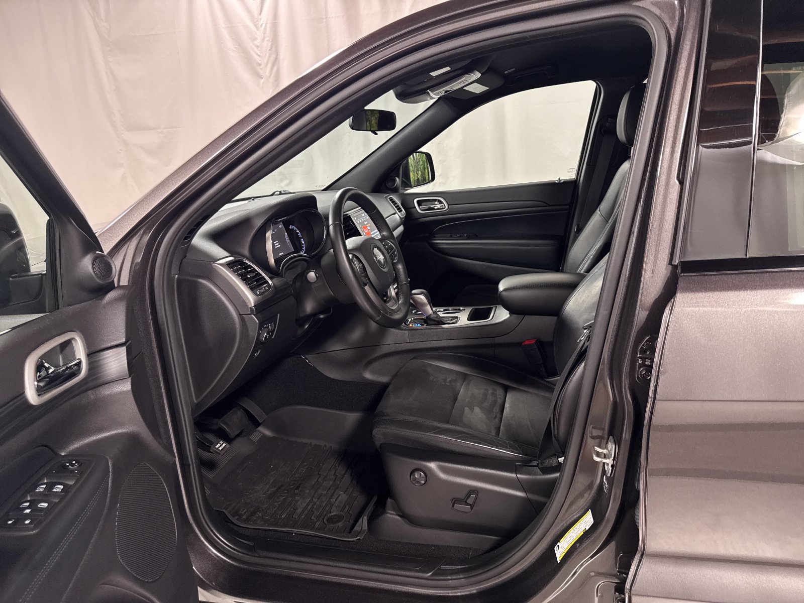 Used 2021 Jeep Grand Cherokee Laredo X AWD/4WD image 3