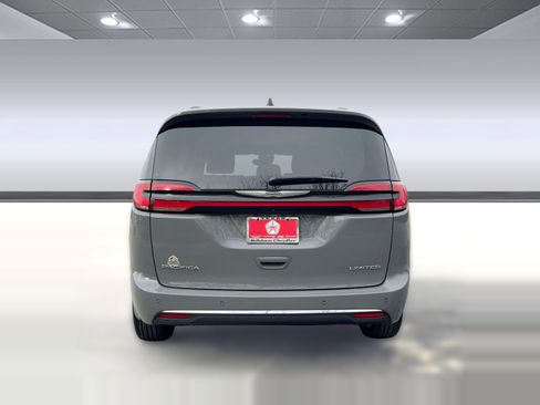 Used 2023 Chrysler Pacifica Limited image 10