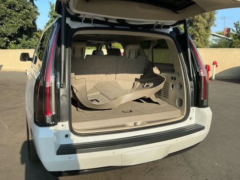 Used 2020 Cadillac Escalade ESV Premium Luxury image 26