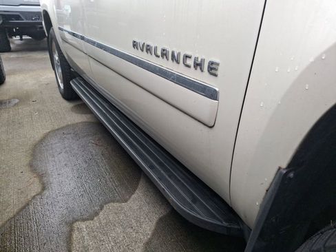 Used 2013 Chevrolet Avalanche LTZ image 6