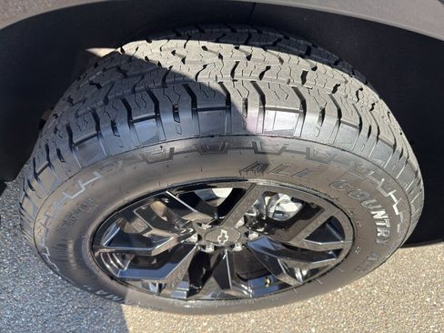 Used 2024 Chevrolet Tahoe Z71 w/ Luxury Package image 15