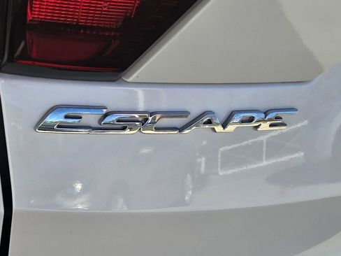 Used 2019 Ford Escape SE image 11