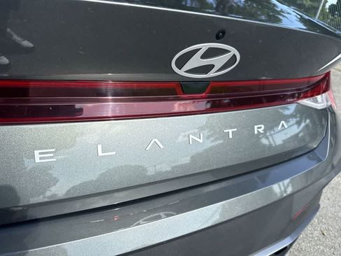 Used 2025 Hyundai Elantra SE FWD image 11