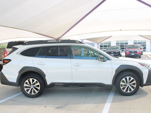 Used 2025 Subaru Outback Premium AWD/4WD image 7