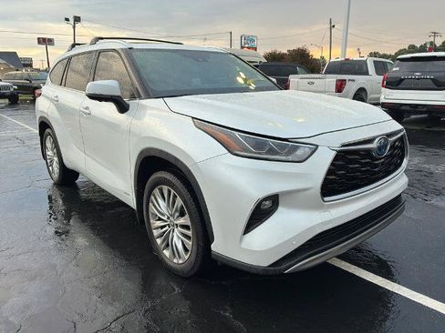 Used 2023 Toyota Highlander Platinum AWD/4WD image 3