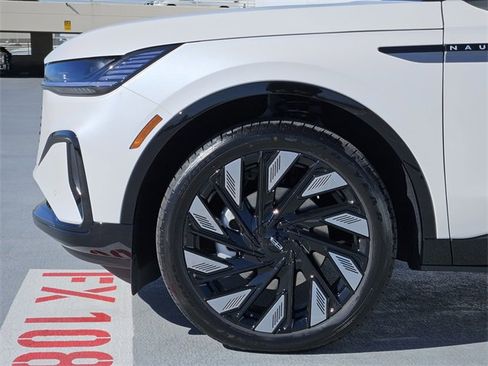 New 2026 Lincoln Nautilus Reserve image 9