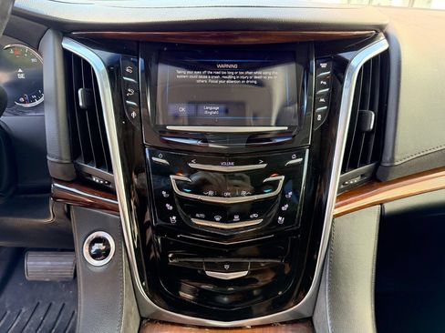 Used 2016 Cadillac Escalade Luxury AWD/4WD image 23