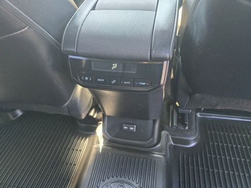 Used 2023 Toyota Highlander XLE image 14