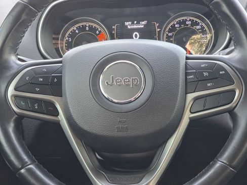 Used 2019 Jeep Cherokee Latitude Plus FWD image 17