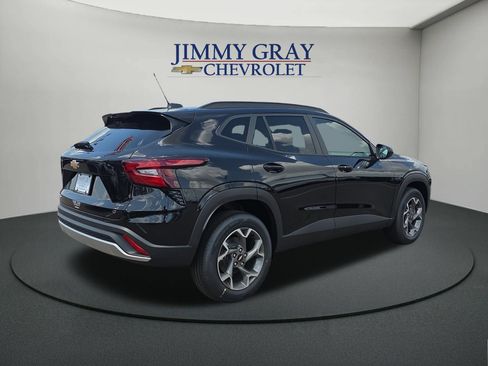 New 2026 Chevrolet Trax LT w/ LT Convenience Package FWD image 5