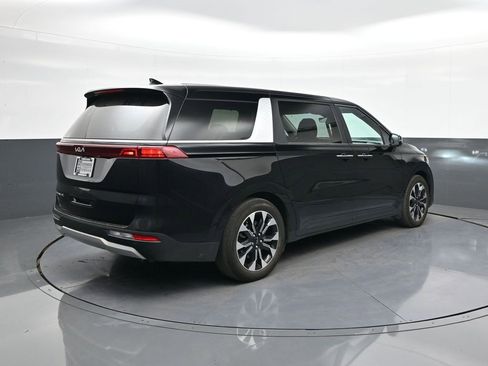 Used 2022 Kia Carnival EX image 7