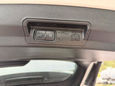 Used 2023 Ford Explorer XLT w/ XLT Sport Appearance Package AWD/4WD image 16