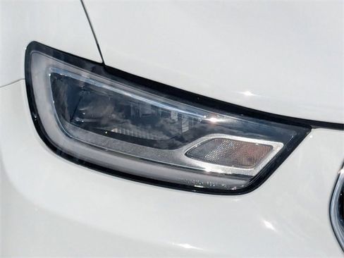 Used 2025 Chrysler Pacifica Select image 9