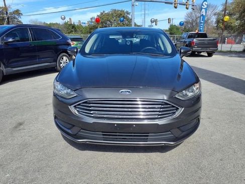 Used 2017 Ford Fusion SE image 2