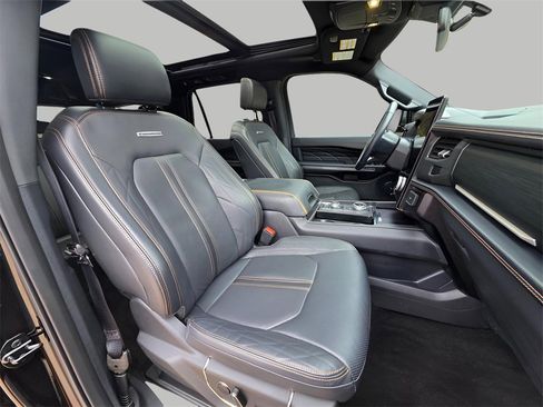 Used 2023 Ford Expedition Platinum image 16