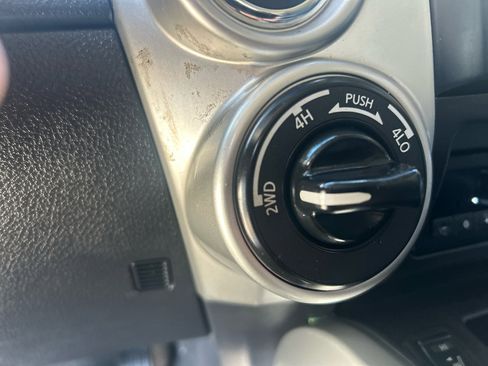 Used 2018 Nissan Titan SV w/ SV Convenience Package image 17