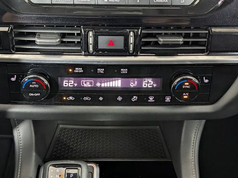Used 2022 Nissan Pathfinder SV w/ SV Premium Package AWD/4WD image 17