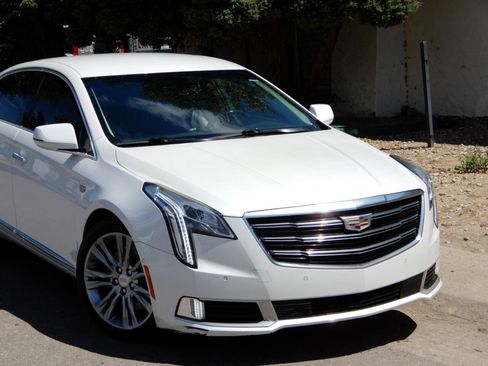 Used 2019 Cadillac XTS Luxury image 2