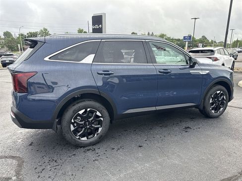 New 2025 Kia Sorento S image 4