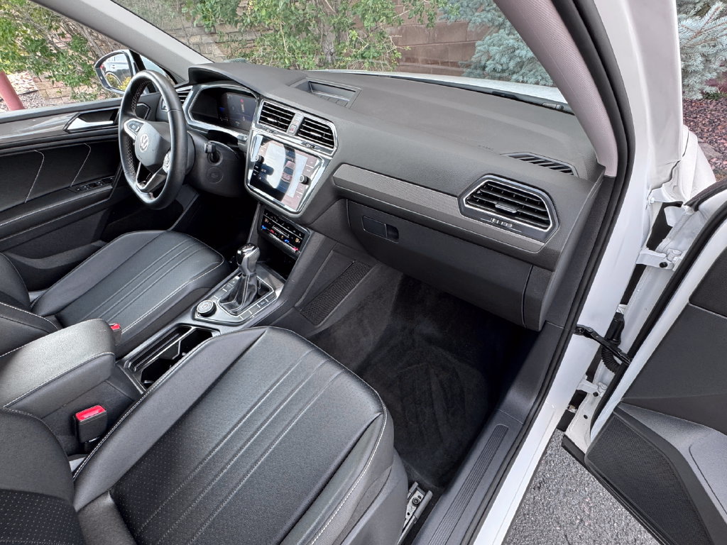 Used 2023 Volkswagen Tiguan SE AWD/4WD image 38