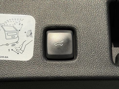 Used 2020 Ford Escape Titanium image 10