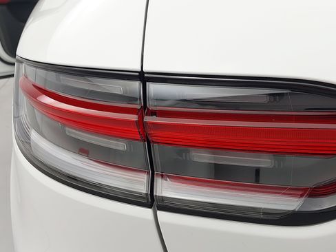 Certified 2025 Porsche Macan AWD/4WD image 37