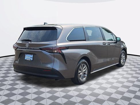 Used 2024 Toyota Sienna LE FWD image 6