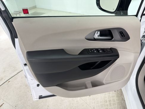 Used 2024 Chrysler Pacifica Touring-L FWD image 12