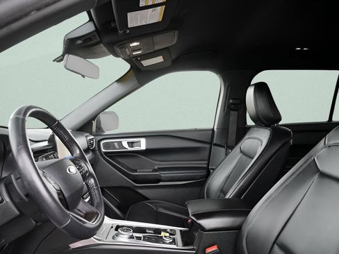 Used 2020 Ford Explorer XLT w/ Equipment Group 202A AWD/4WD image 22