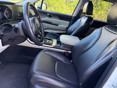 Used 2024 Kia Carnival LX FWD image 29