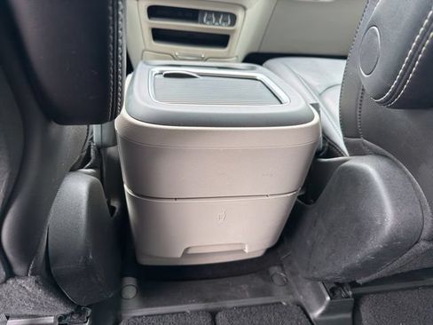 Used 2023 Chrysler Pacifica Touring-L FWD image 27