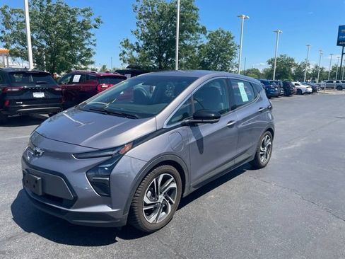Used 2023 Chevrolet Bolt LT w/ Infotainment Package FWD image 5