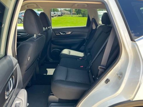 Used 2017 Nissan Rogue SV w/ SV Premium Package FWD image 11