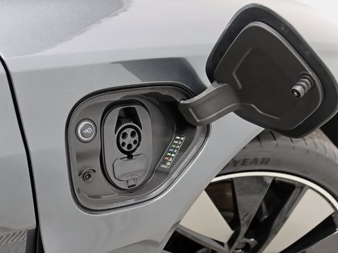 Used 2023 Audi e-tron GT Prestige image 43