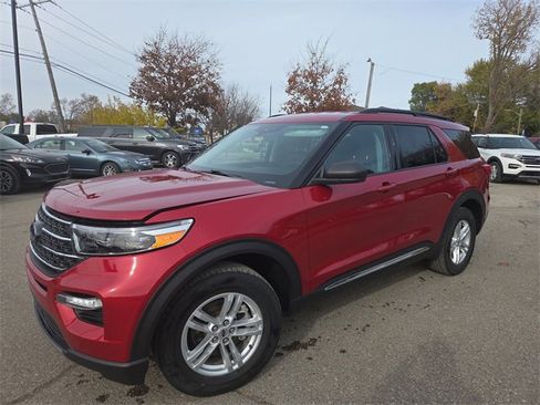 Certified 2022 Ford Explorer XLT w/ Equipment Group 202A image 9