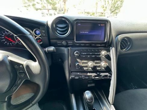 Used 2014 Nissan GT-R Premium image 8