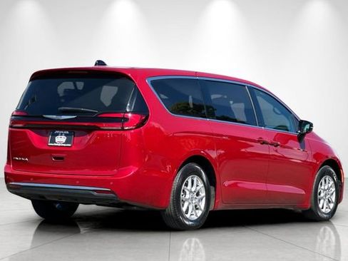 Used 2025 Chrysler Pacifica Select FWD image 4