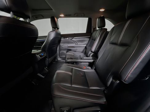 Used 2019 Toyota Highlander SE image 29