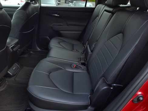 Used 2022 Toyota Highlander XLE image 12