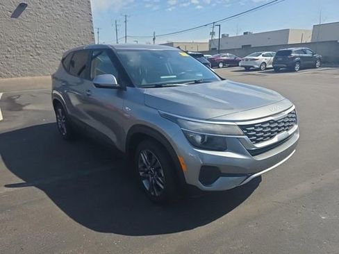 Certified 2023 Kia Seltos LX image 2