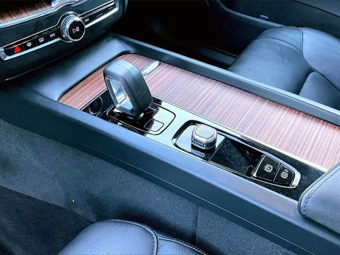 Certified 2024 Volvo XC60 B5 Plus w/ Climate Package image 18