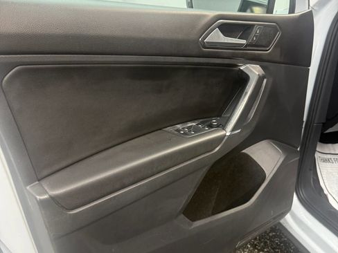 Used 2018 Volkswagen Tiguan SE w/ Panoramic Sunroof Package FWD image 16