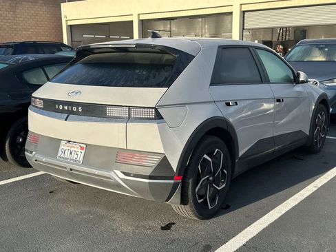 Used 2024 Hyundai Ioniq 5 SE image 2