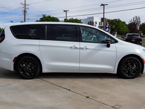 Used 2023 Chrysler Pacifica Limited w/ Uconnect Theater Family Group FWD image 9