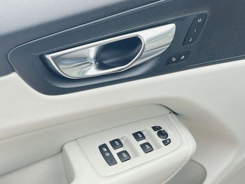 Used 2023 Volvo XC60 B5 Plus image 15