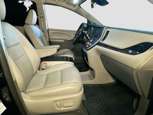 Used 2020 Toyota Sienna XLE image 30