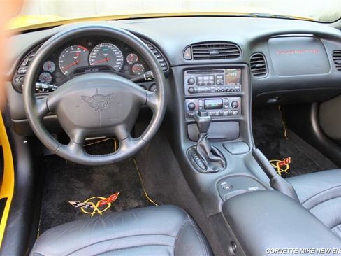 Used 2004 Chevrolet Corvette Convertible w/ Preferred Equipment Group RWD image 31