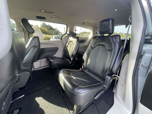 Used 2024 Chrysler Pacifica Touring-L FWD image 11