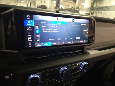 Used 2025 Jeep Gladiator Sport AWD/4WD image 15